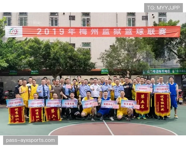 篮球比赛中裁判判罚流程：一步步解析争议哨响后的正确判定依据